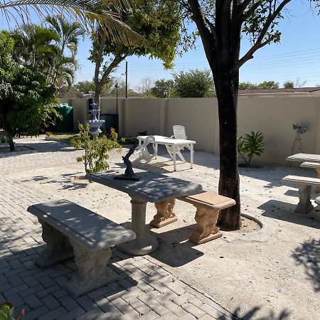 Ry Courtyard Hotel Oshakati Bagian luar foto