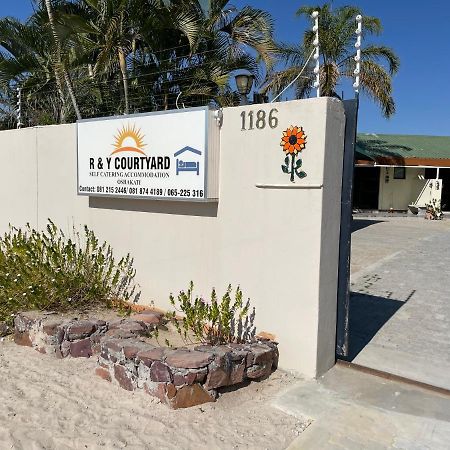 Ry Courtyard Hotel Oshakati Bagian luar foto