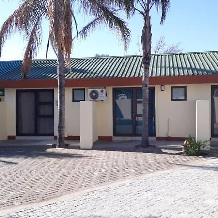 Ry Courtyard Hotel Oshakati Bagian luar foto