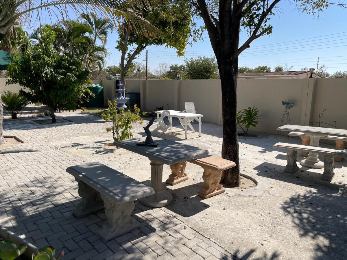Ry Courtyard Hotel Oshakati Bagian luar foto