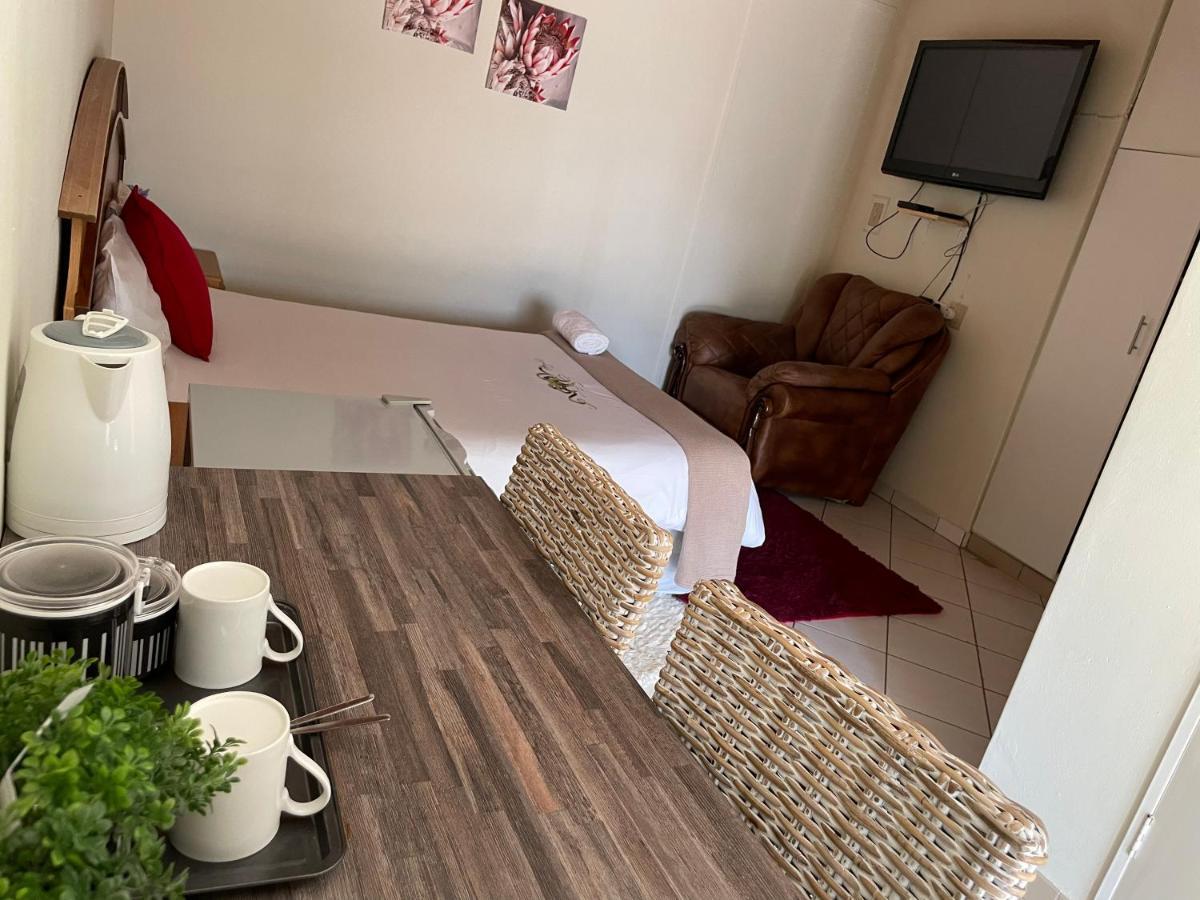 Ry Courtyard Hotel Oshakati Bagian luar foto