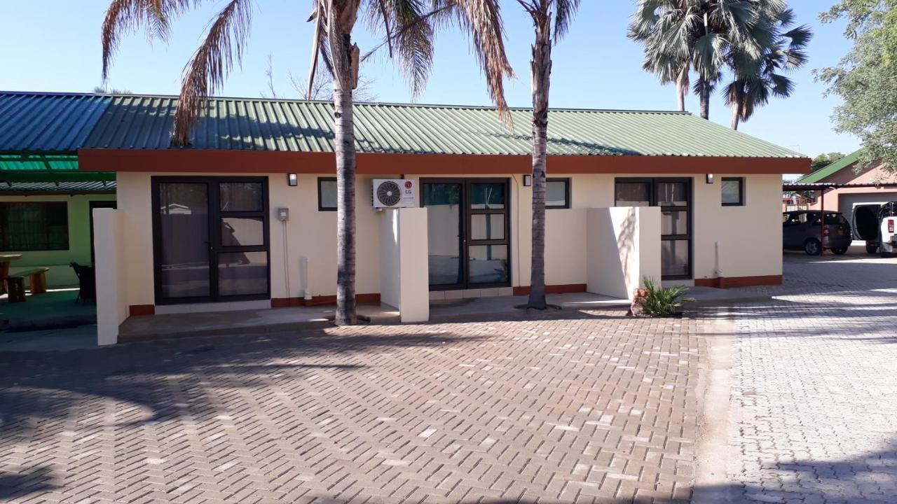 Ry Courtyard Hotel Oshakati Bagian luar foto
